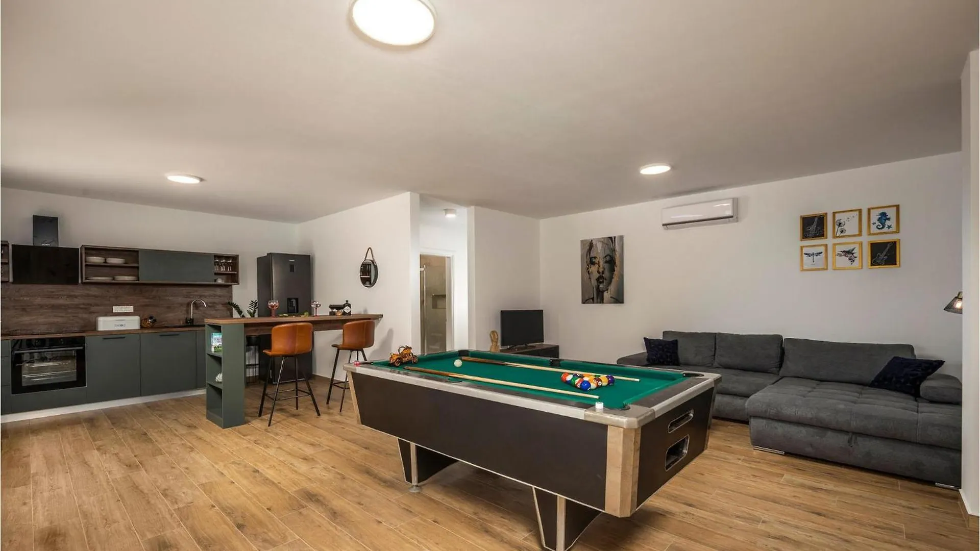 Amazing Villa Deep Green Maslenica